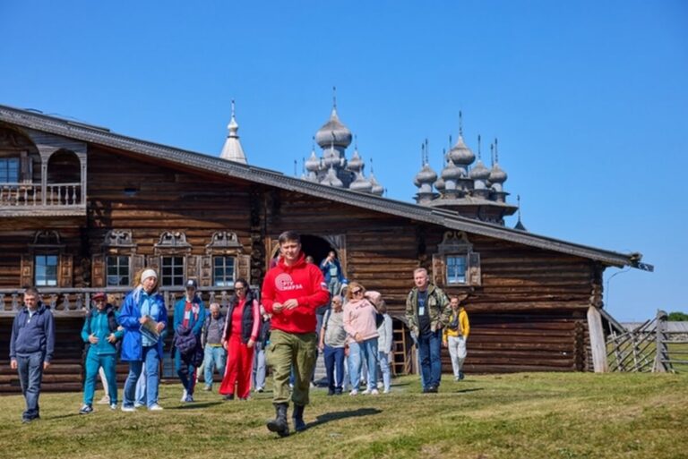 «Команда Арктики» начала летний сезон экспедиций на Соловецких островах