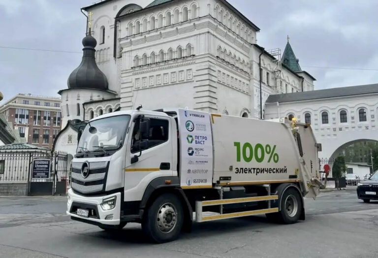В Петербурге запустили первые электрические мусоровозы