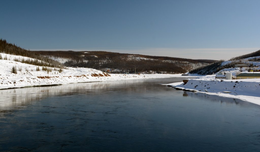 Река Вилюй у Светлинской ГЭС: открытая вода и заснеженные таёжные берега