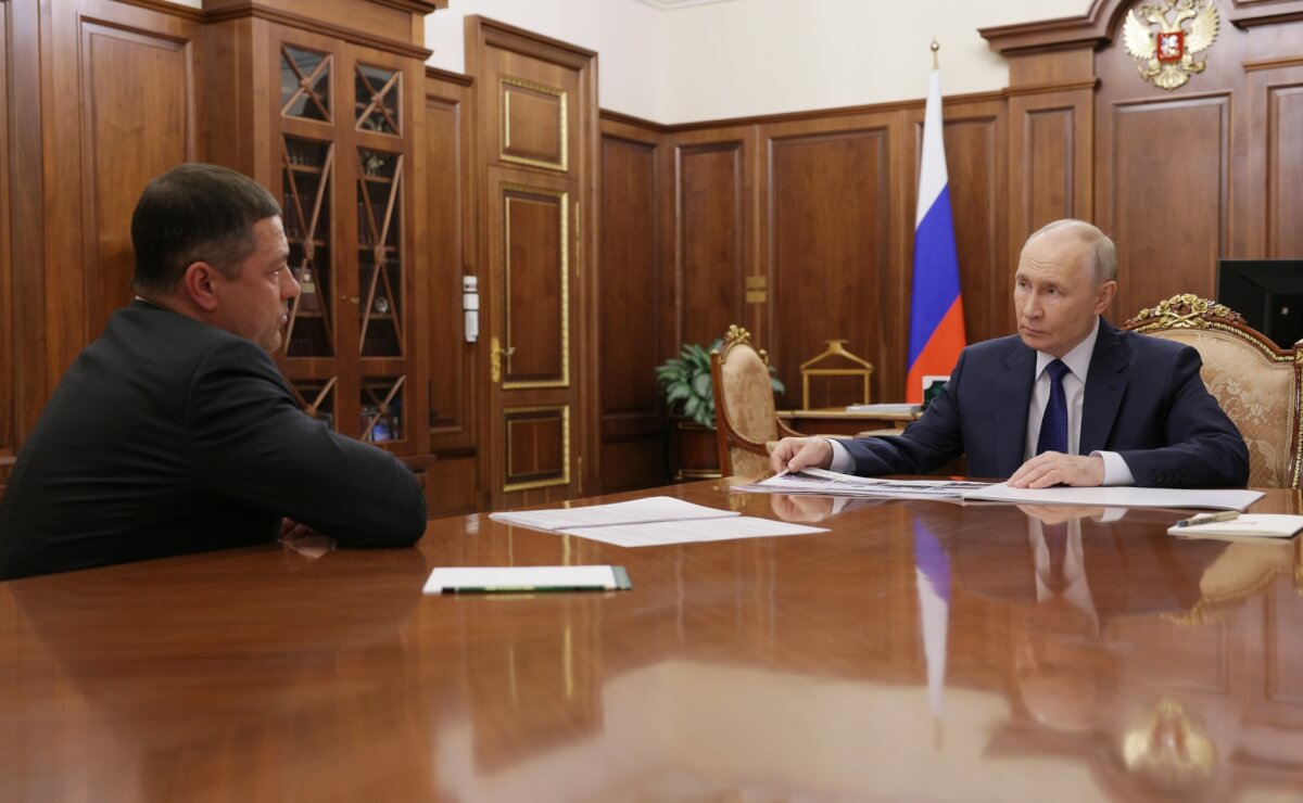 Путин призвал заняться стихийными свалками в Псковской области
