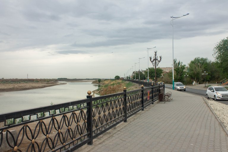 Сырдарья и городская набережная в Кызылорде, Казахстан
