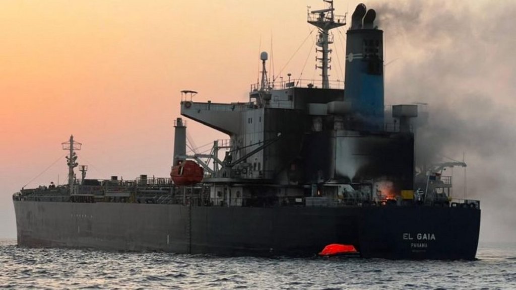 После пожара на танкере El Gaia в Ормузском проливе сообщили о разливе нефти