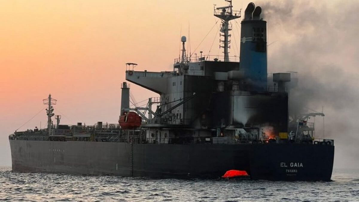 После пожара на танкере El Gaia в Ормузском проливе сообщили о разливе нефти
