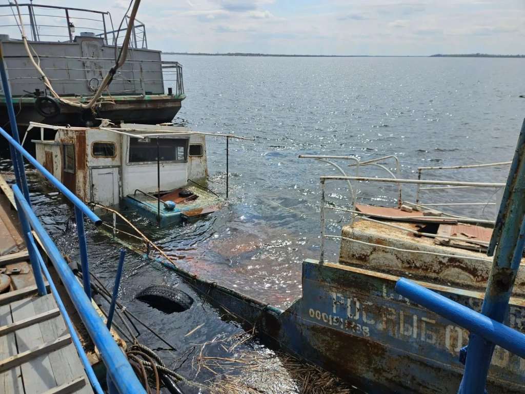 Со дна Волги в Волгограде подняли заброшенное судно
