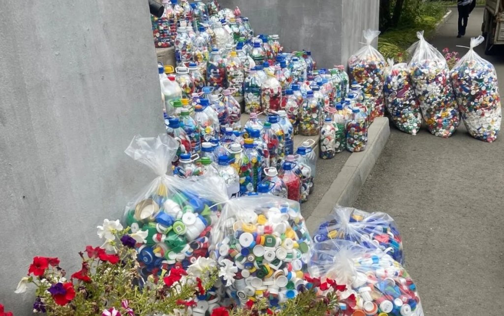 В Магнитогорске школьники собрали 300 кг пластиковых крышек