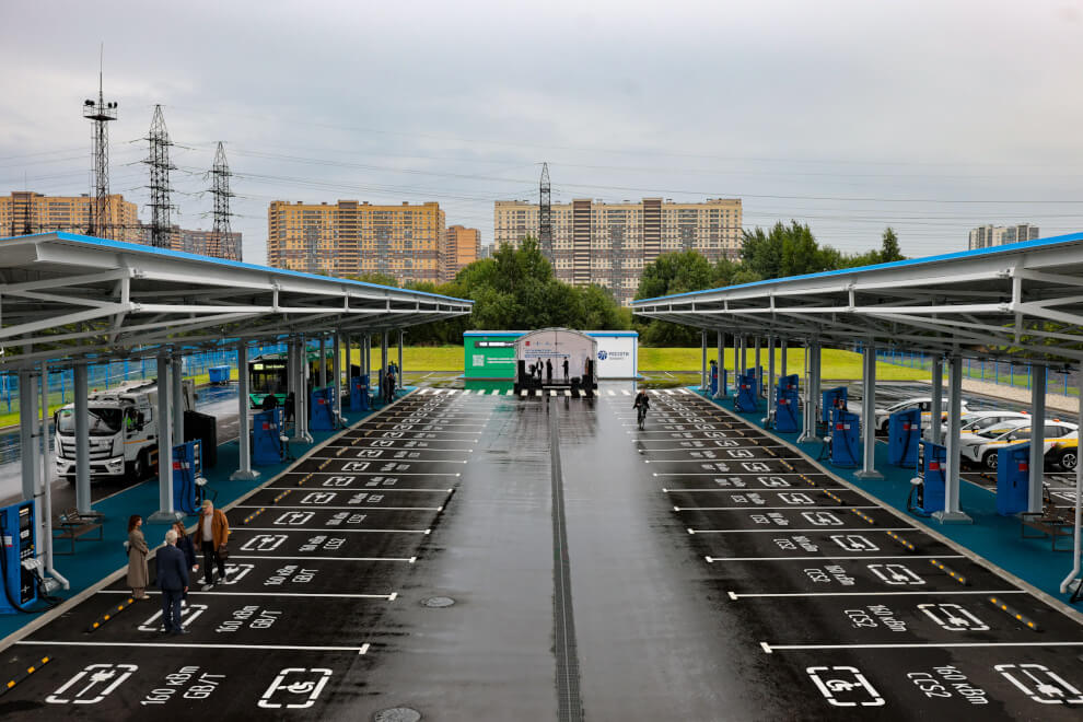 В Петербурге открыли крупнейший в России и СНГ электрозарядный хаб