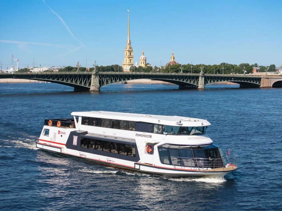 На водных маршрутах Петербурга появилось новое электросудно