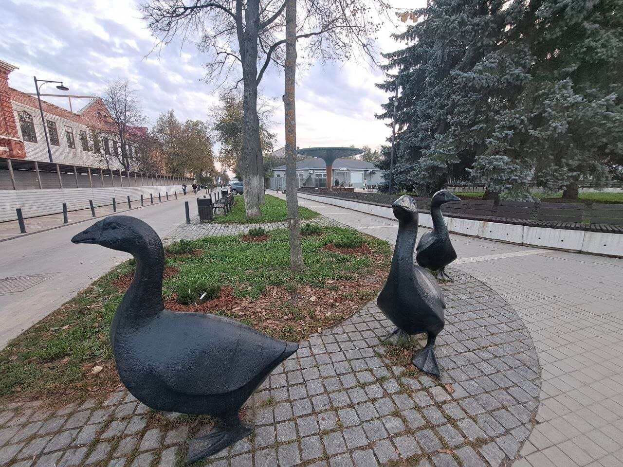 Арзамасские гуси — городская скульптура