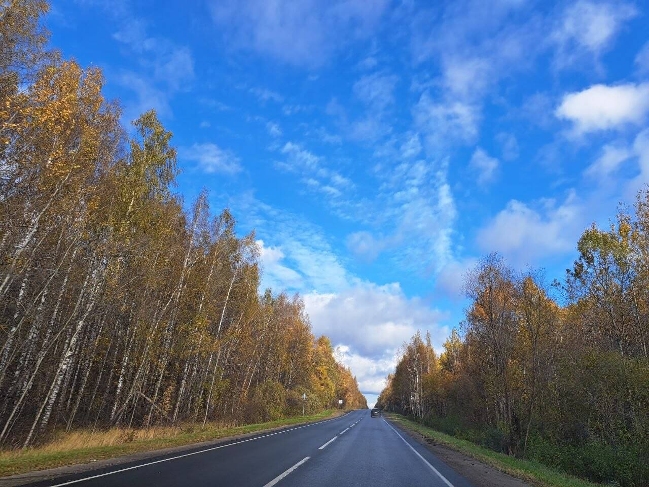 Осенняя дорога между городами маршрута
