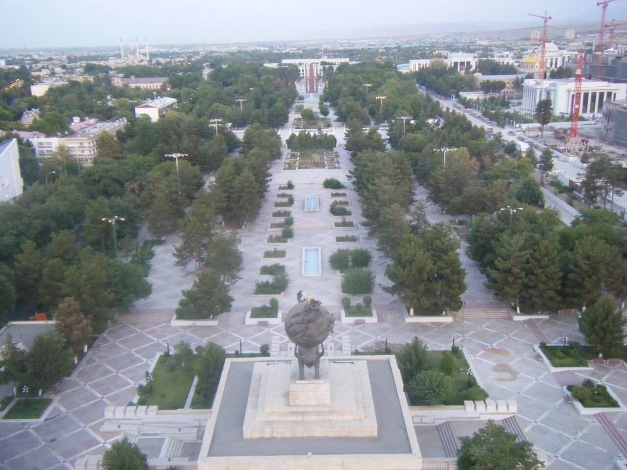 Памятник жертвам землетрясения 1948 года в Ашхабаде на фотографии 2009 года