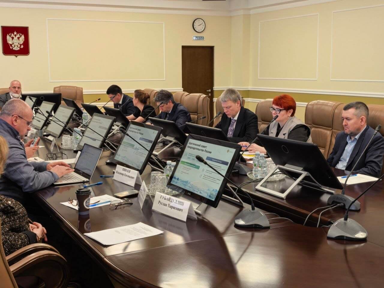 Участники Общественного совета при Минприроды России за столом заседания