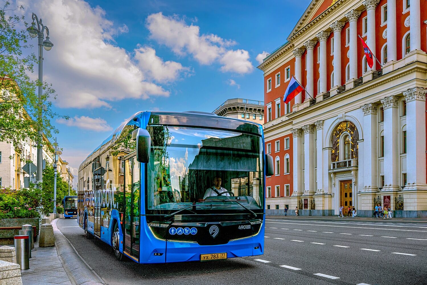 Российский электробус на улице Москвы